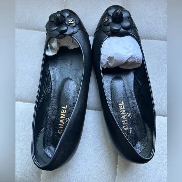CHANEL Camellia Ballerina Flats – Chic Meets Comfort ✨ - Picture 5 of 8